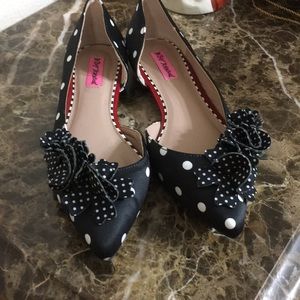 A beautiful pair of women shoes, size 8.5 very good condition